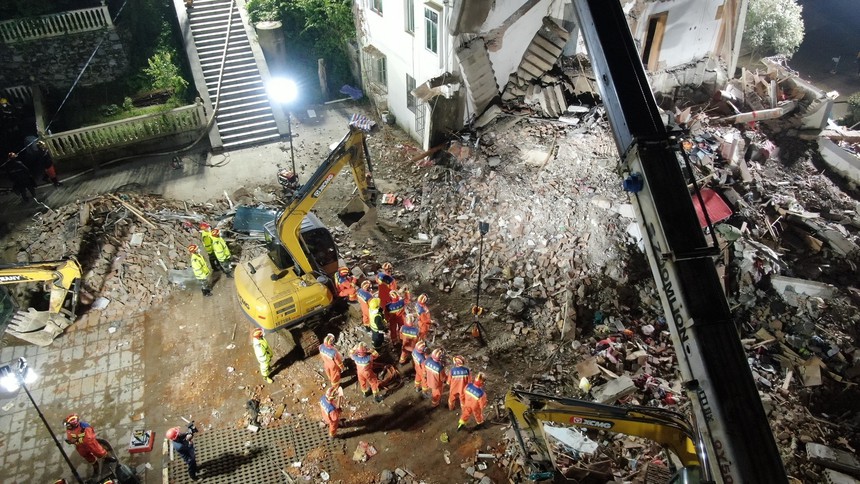 Sập một phần tòa chung cư ở Trung Quốc, nhiều người thương vong - Ảnh 1. Sập một phần tòa chung cư ở Trung Quốc, nhiều người thương vong - Ảnh 1.