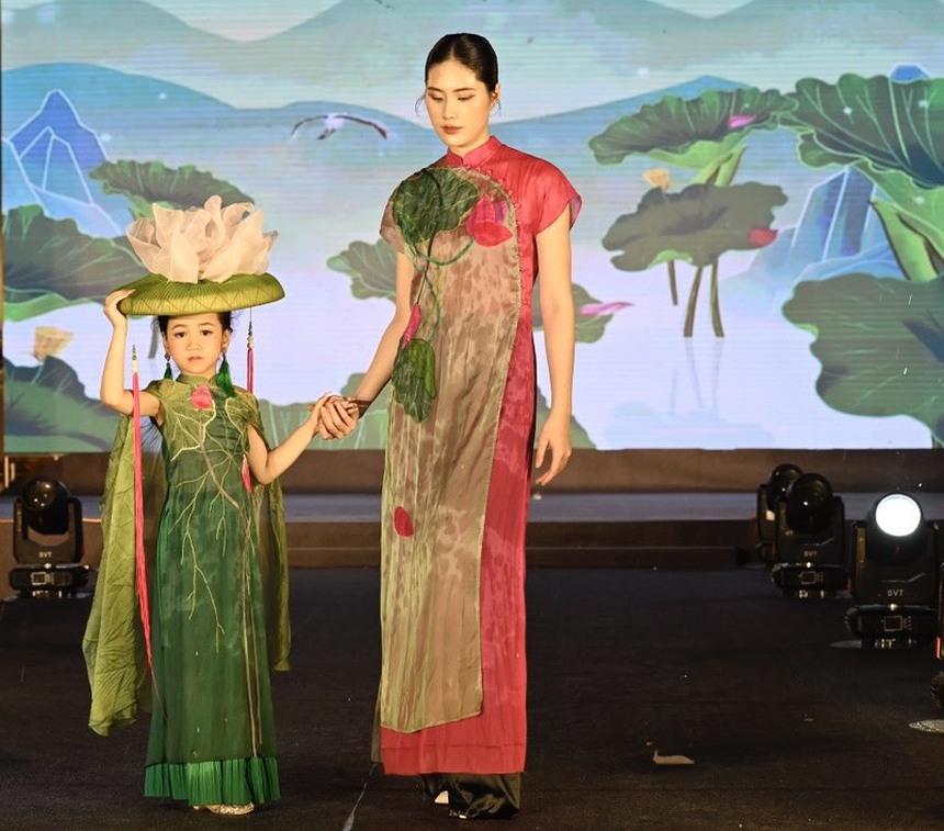 Mẫu nhí 6 tuổi Ngọc Anh gây ấn tượng trên sàn diễn "Tôn vinh bản sắc Việt" - Ảnh 7.