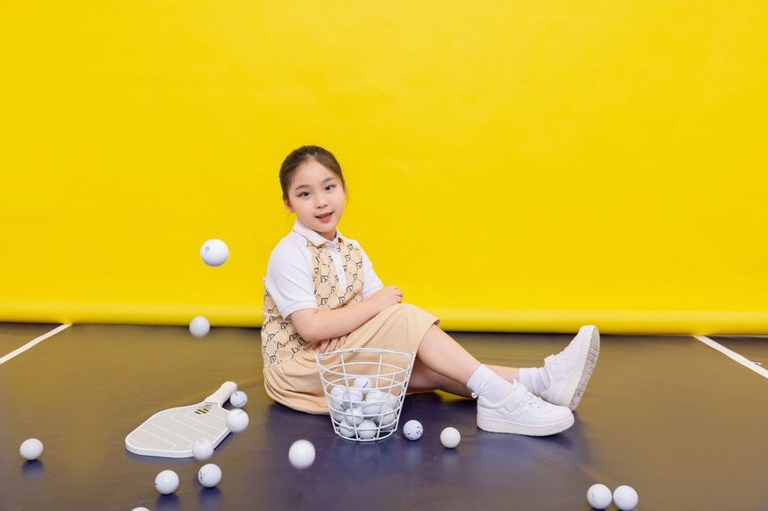 Mẫu nhí Kim Gia Hân rạng rỡ trong bộ ảnh chào mừng Quốc tế Thiếu Nhi - Ảnh 2.