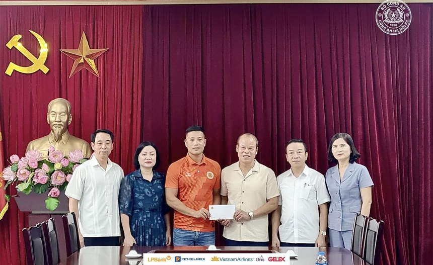 CAHN FC công bố số tiền bán vé 'khủng' từ trận derby thủ đô, được CĐV khen ngợi vì hành động cao đẹp - Ảnh 2.