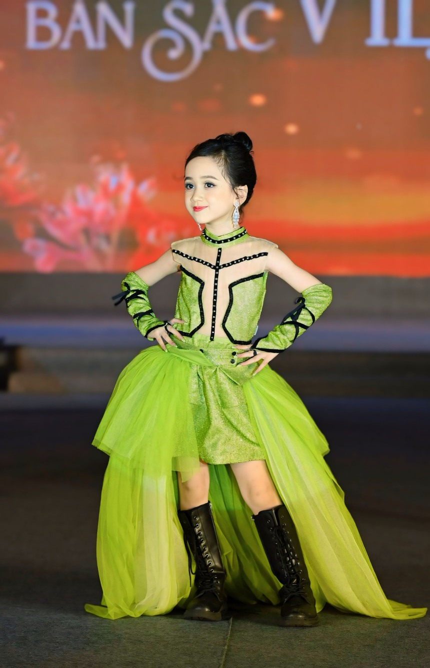 Mẫu nhí 6 tuổi Ngọc Anh gây ấn tượng trên sàn diễn "Tôn vinh bản sắc Việt" - Ảnh 4.