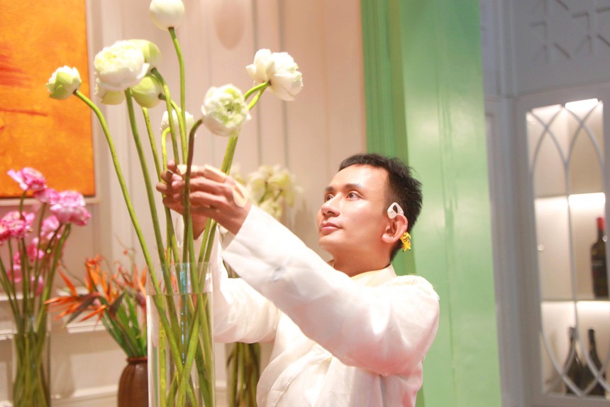 Nghệ nhân hoa Hoàng Khánh làm show kỷ niệm 25 năm gắn bó với hoa - Ảnh 2.