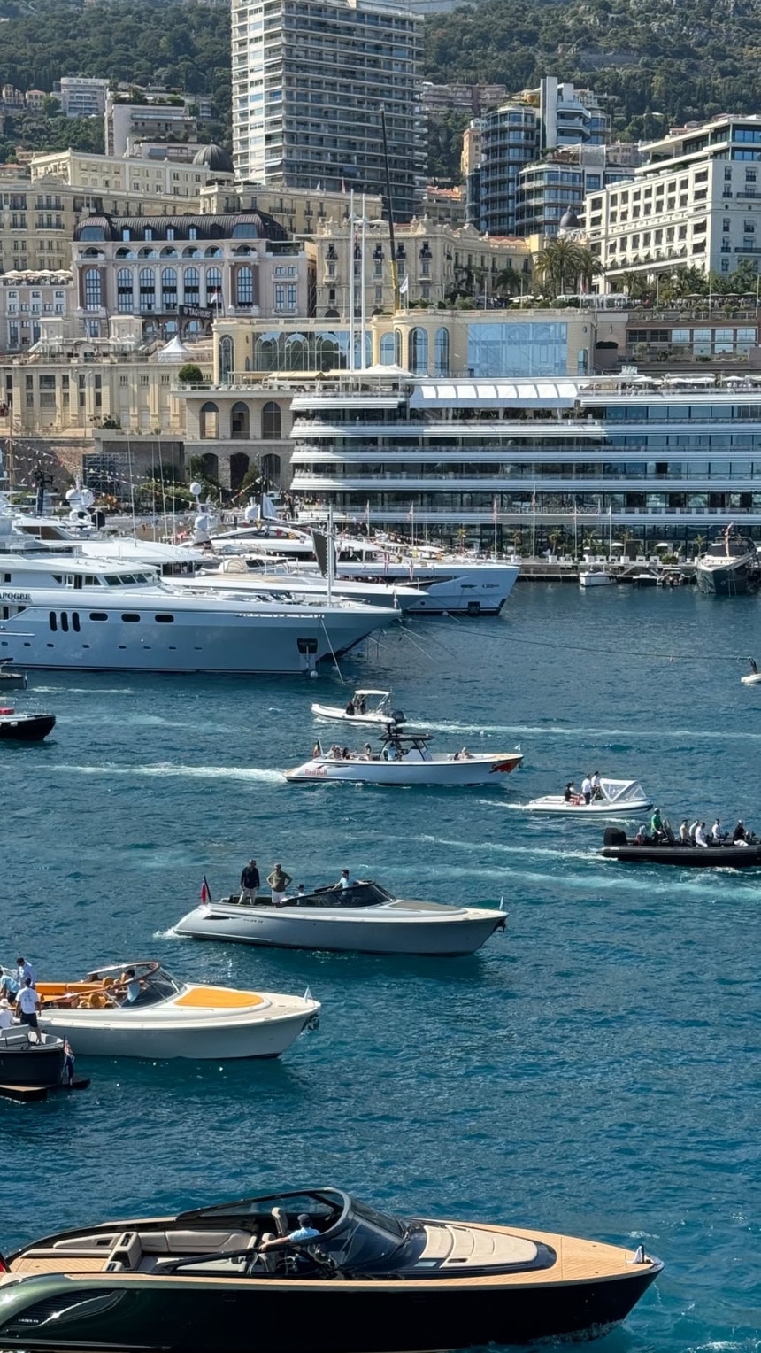 Lisa sang chảnh trên du thuyền ở Monaco, tranh luận về lối sống xa hoa của cô nàng Blackpink - Ảnh 4.