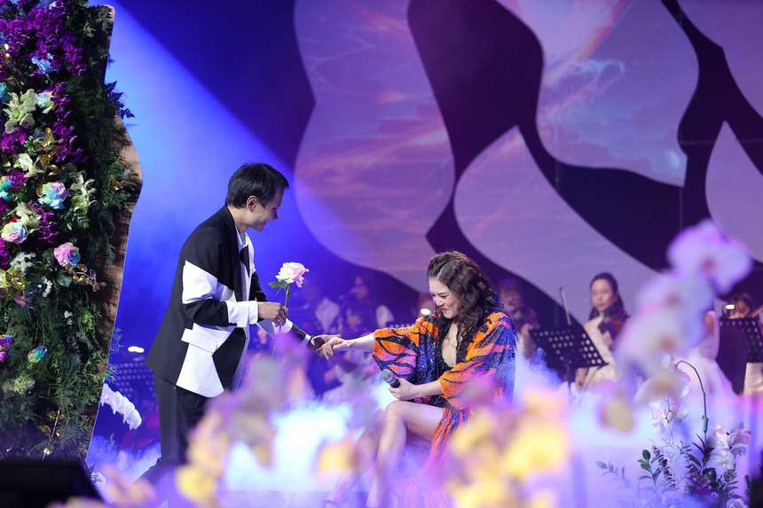 Nghệ nhân hoa Hoàng Khánh làm show kỷ niệm 25 năm gắn bó với hoa - Ảnh 1.