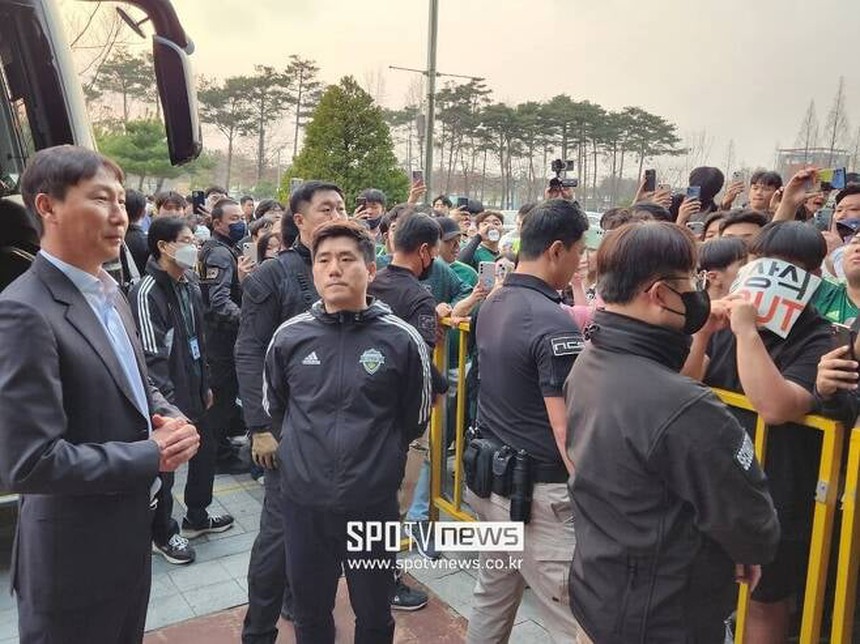 Tin nóng bóng đá Việt 3/5: Lộ diện trợ lý của tân HLV ĐT Việt Nam, AFC họp thay đổi thể thức giành vé dự World Cup - Ảnh 4.