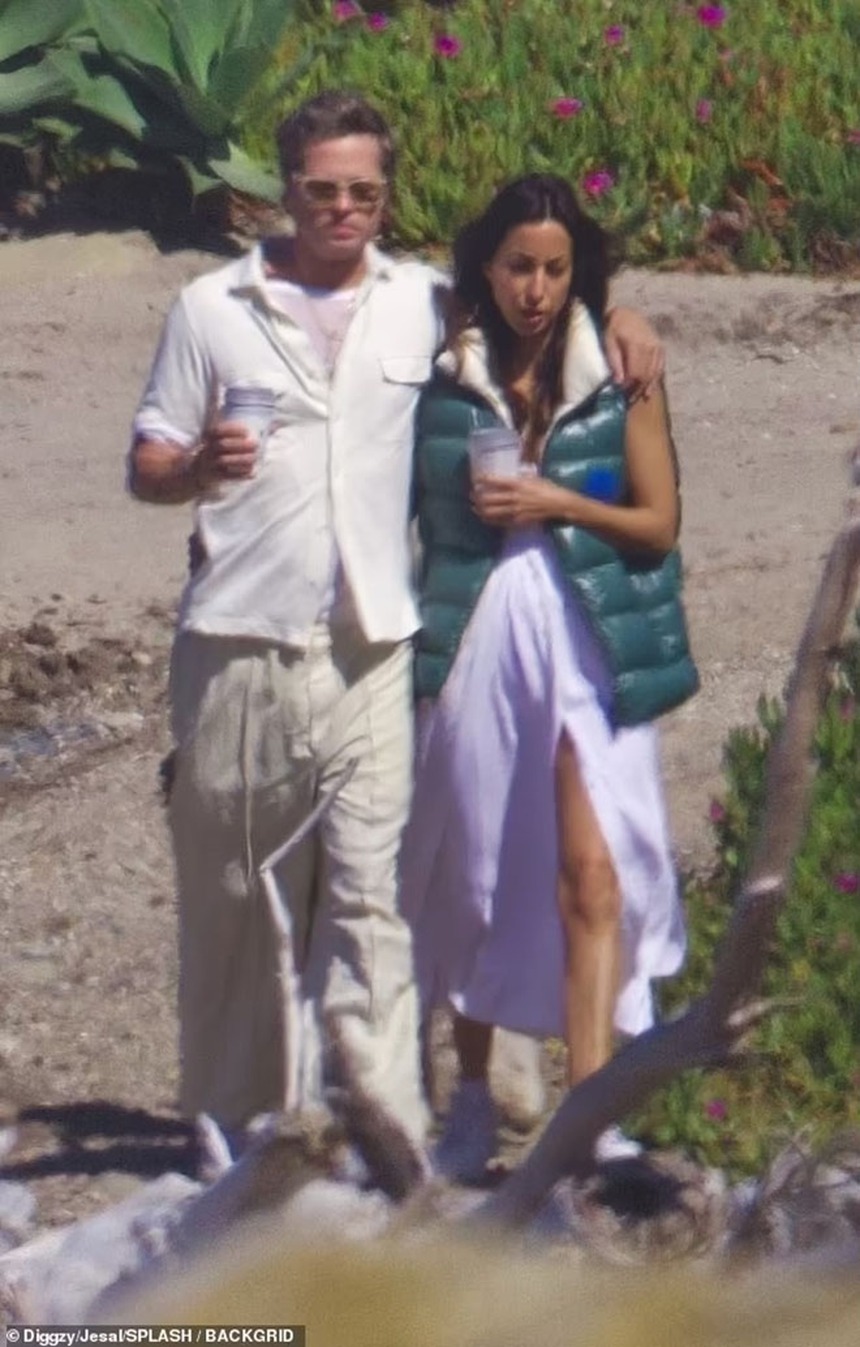 Ảnh lãng mạn hiếm hoi của Brad Pitt và bạn gái trên bãi biển - Ảnh 4.