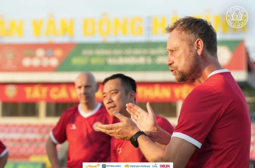 Ông Luis Viegas (thứ 3 từ phải qua trái) làm việc cho CLB CAHN. Ảnh CAHN