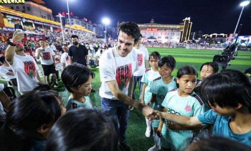 Sang Trung Quốc đá giải làng, Kaka được 'thưởng gà' - Ảnh 2.