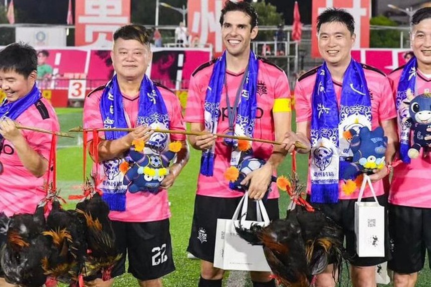 Sang Trung Quốc đá giải làng, Kaka được 'thưởng gà' - Ảnh 3.