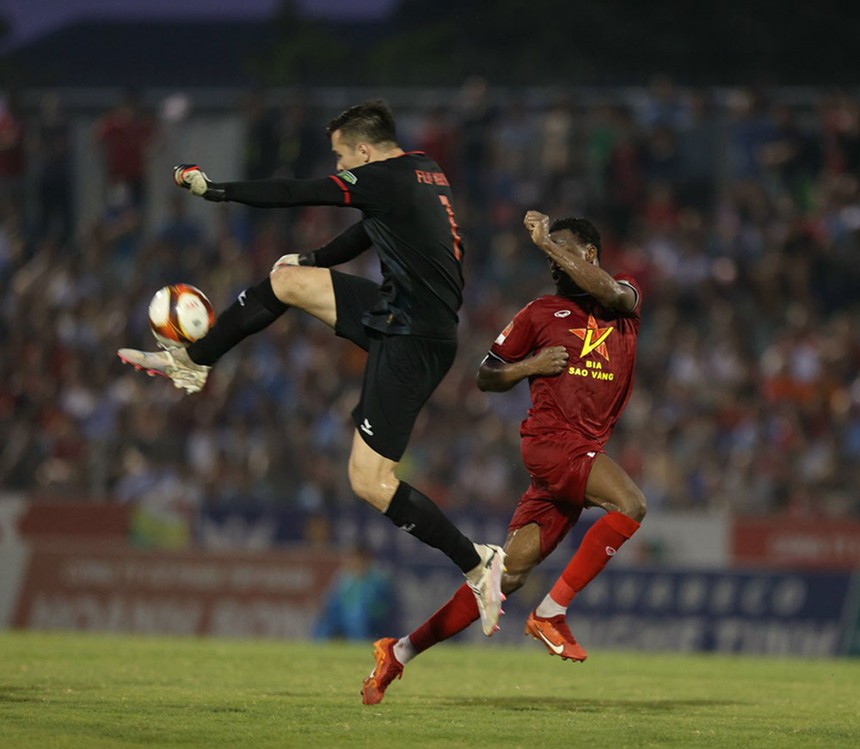 Thua liền 4 trận, tân HLV Polking phải đưa CAHN đua trụ hạng  - Ảnh 2.