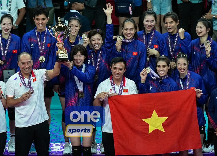 HLV Tuấn Kiệt có hành động đầy ý nghĩa với Thanh Thúy ở chung kết Cúp châu Á, khiến CĐV khen ngợi hết lời - Ảnh 3.