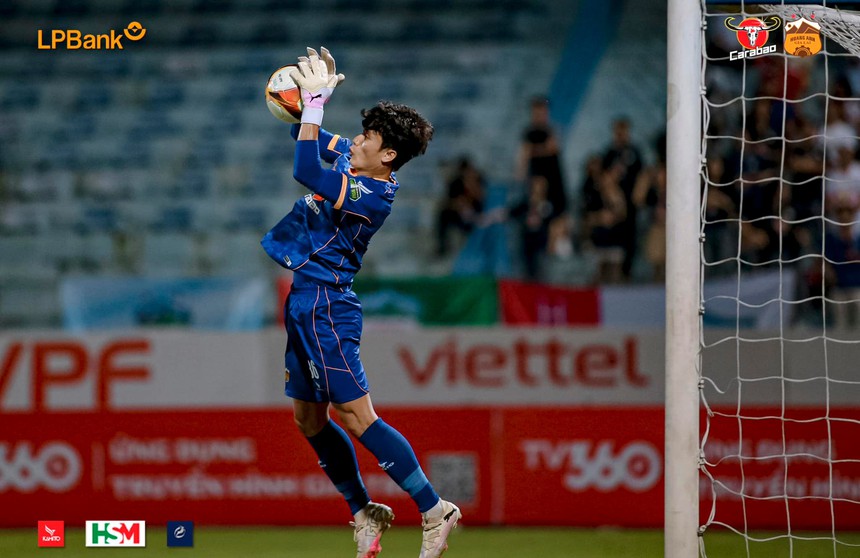 Bùi Tiến Dũng nhận 'tin vui' từ HAGL sau cột mốc đáng nhớ, sở hữu thống kê tốt hơn thủ môn Việt kiều - Ảnh 2.