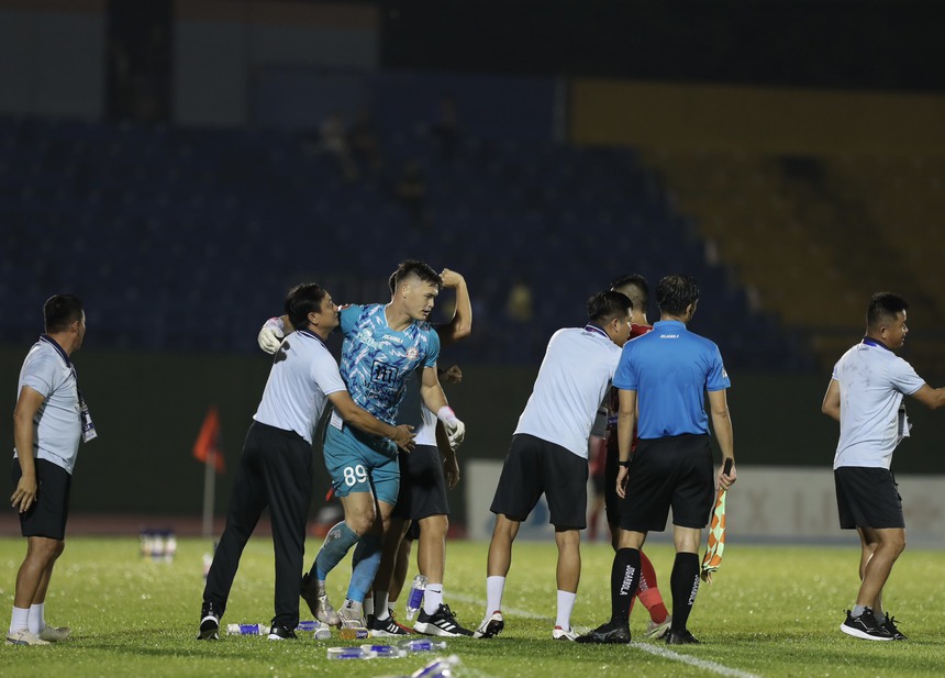 HLV Lê Huỳnh Đức ngán ngẩm với B.Bình Dương, HAGL chính thức lâm nguy vì SLNA - Ảnh 3.