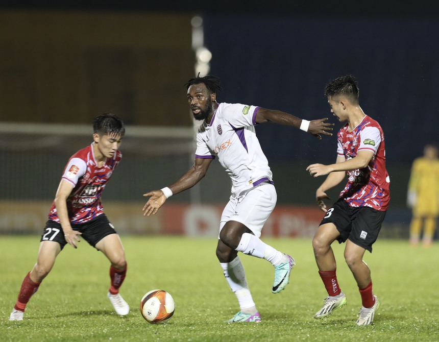 HLV Lê Huỳnh Đức ngán ngẩm với B.Bình Dương, HAGL chính thức lâm nguy vì SLNA - Ảnh 2.