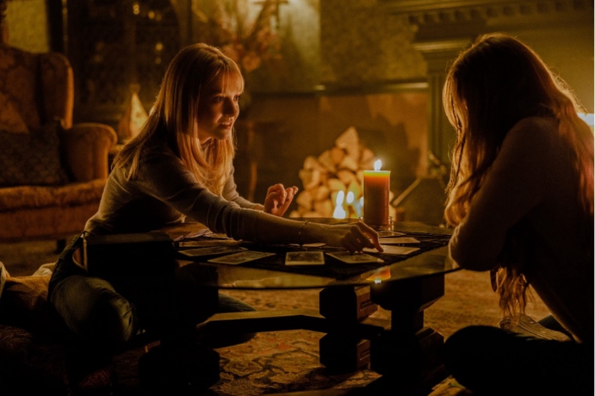 'Tarot' - vén màn bí ẩn đằng sau những lá bài bị nguyền rủa - Ảnh 2.