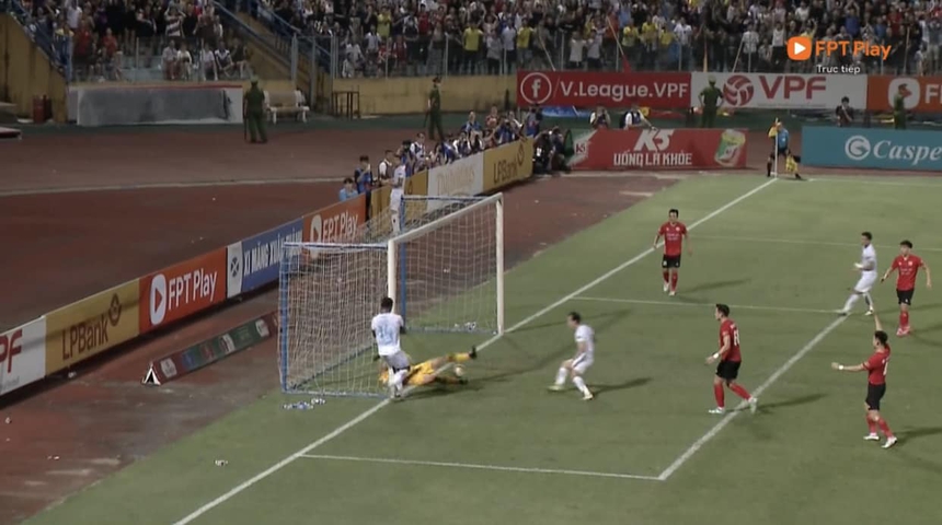 Xem trực tiếp bóng đá CAHN vs Nam Định (1-2, H1): Đội khách ghi 2 bàn liên tiếp - Ảnh 4. Xem trực tiếp bóng đá CAHN vs Nam Định (1-2, H1): Đội khách ghi 2 bàn liên tiếp - Ảnh 4.