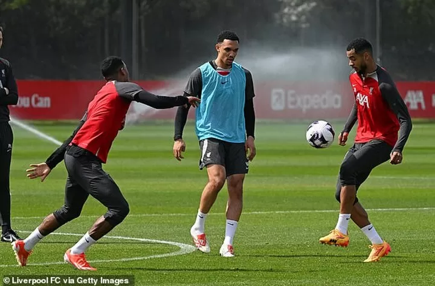 Clip tập luyện của Liverpool gây sốt, CĐV nghi ngờ đội đã 'buông xuôi' sau chuỗi phong độ tệ hại - Ảnh 2.