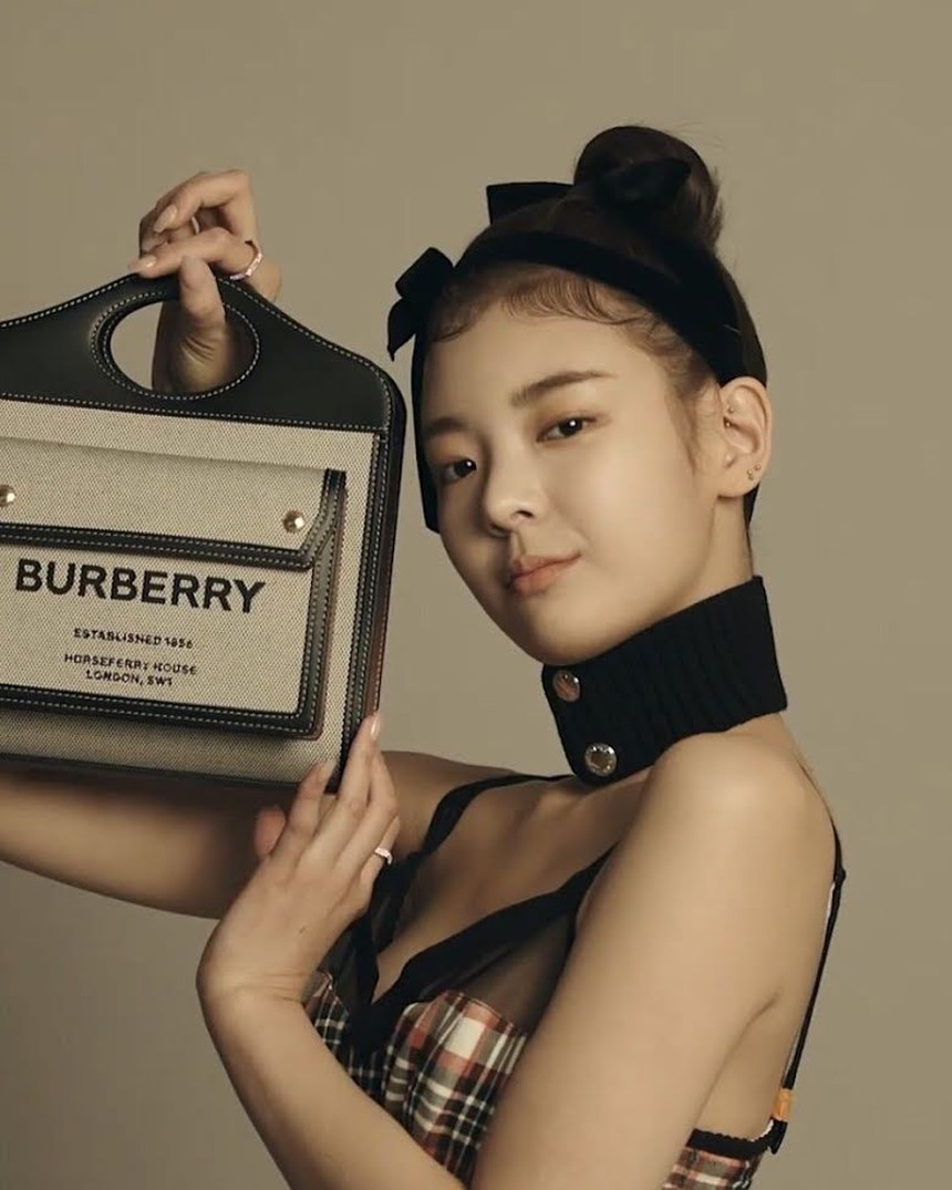 Blackpink, Red Velvet và ITZY đọ sắc khi diện cùng váy thiết kế - Ảnh 9. Blackpink, Red Velvet và ITZY đọ sắc khi diện cùng váy thiết kế - Ảnh 9.