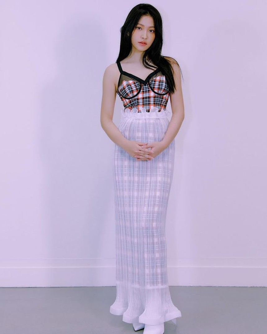 Blackpink, Red Velvet và ITZY đọ sắc khi diện cùng váy thiết kế - Ảnh 4. Blackpink, Red Velvet và ITZY đọ sắc khi diện cùng váy thiết kế - Ảnh 4.