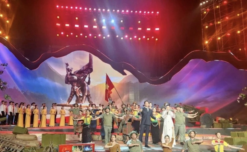 Tối nay diễn ra cầu truyền hình "Dưới lá cờ quyết thắng" kỷ niệm 70 năm Chiến thắng Điện Biên Phủ - Ảnh 2. Tối nay diễn ra cầu truyền hình "Dưới lá cờ quyết thắng" kỷ niệm 70 năm Chiến thắng Điện Biên Phủ - Ảnh 2.