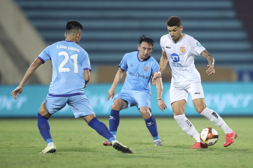 Hạ 'tam anh hào' bóng đá Thủ đô, Nam Định chỉ còn thử thách B.Bình Dương tại V-League - Ảnh 2. Hạ 'tam anh hào' bóng đá Thủ đô, Nam Định chỉ còn thử thách B.Bình Dương tại V-League - Ảnh 2.