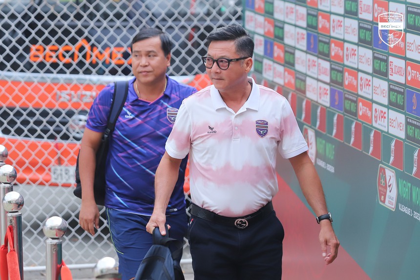 Tin nóng bóng đá Việt 5/5: HLV Huỳnh Đức không vui dù đội nhà thắng đậm, Khánh Hòa sẽ 'cầu cứu' HLV Hoàng Anh Tuấn? - Ảnh 2.