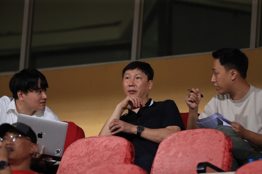 HLV Kim Sang Sik xuất hiện tại Hàng Đẫy, 'xem giò' ngôi sao sáng nhất của bóng đá Việt Nam - Ảnh 2.