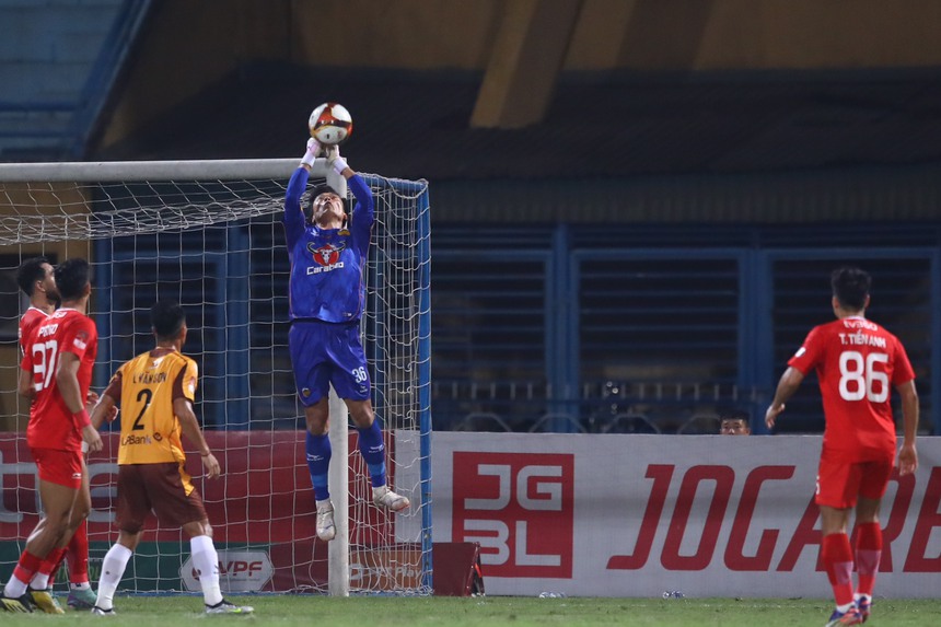 Bùi Tiến Dũng tạo ấn tượng cực mạnh giúp HAGL chiến thắng khi HLV Kim Sang Sik dự khán, thắp lên hy vọng trở lại ĐT Việt Nam - Ảnh 2.