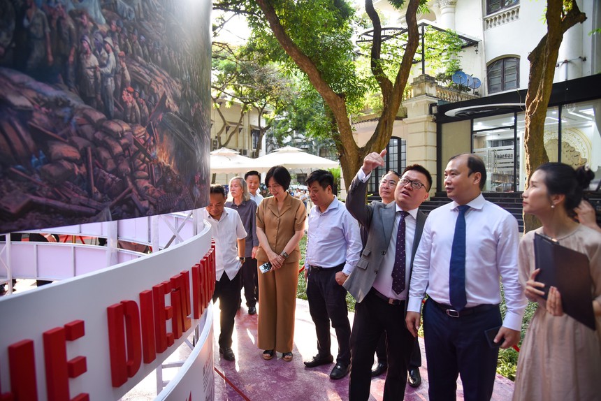 Trải nghiệm tương tác tranh panorama kỷ niệm 70 năm Chiến thắng Điện Biên Phủ - Ảnh 3. Trải nghiệm tương tác tranh panorama kỷ niệm 70 năm Chiến thắng Điện Biên Phủ - Ảnh 3.