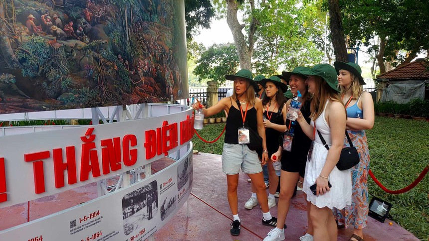 Trải nghiệm tương tác tranh panorama kỷ niệm 70 năm Chiến thắng Điện Biên Phủ - Ảnh 7. Trải nghiệm tương tác tranh panorama kỷ niệm 70 năm Chiến thắng Điện Biên Phủ - Ảnh 7.