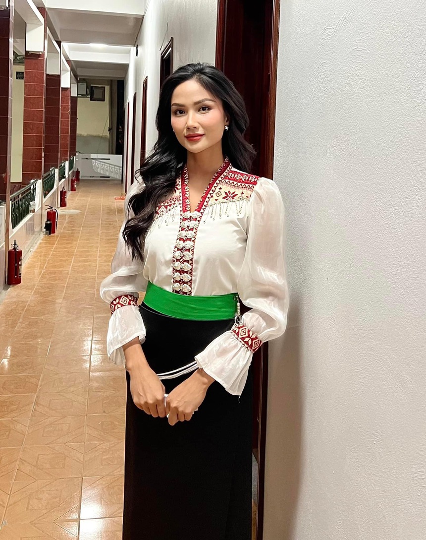 H'Hen Niê hào hứng diện trang phục Thái, H'Mông giao lưu cùng người dân Điện Biên - Ảnh 4.