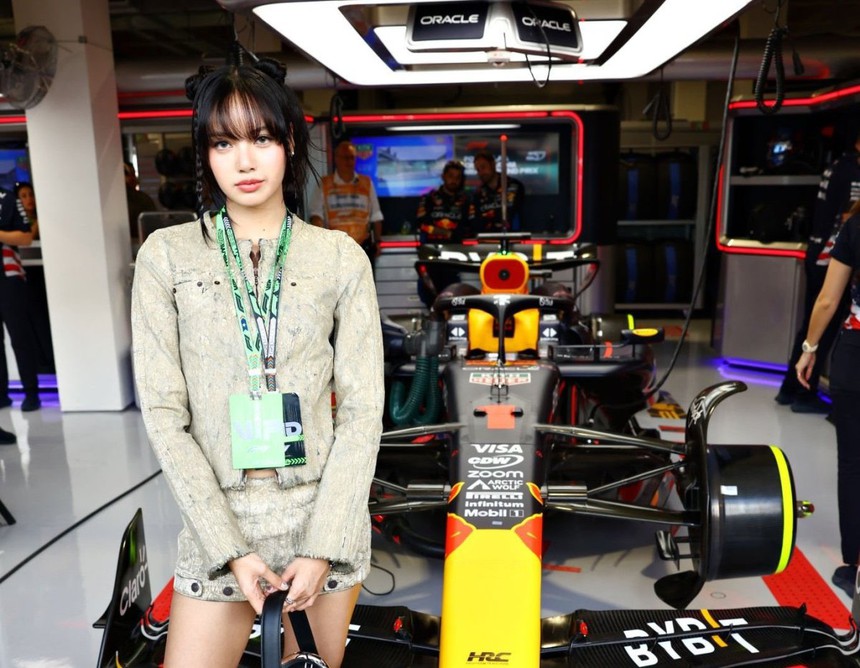 Lisa BlackPink khiến làng đua F1 náo loạn, được mệnh danh 'nữ hoàng đường đua' mới - Ảnh 2.