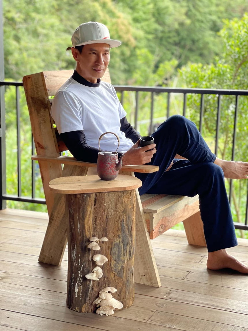 Cuộc sống của 2 đạo diễn nghìn tỷ: Lý Hải giản dị khó tin, Trấn Thành sở hữu loạt hàng hiệu đắt đỏ - Ảnh 3.