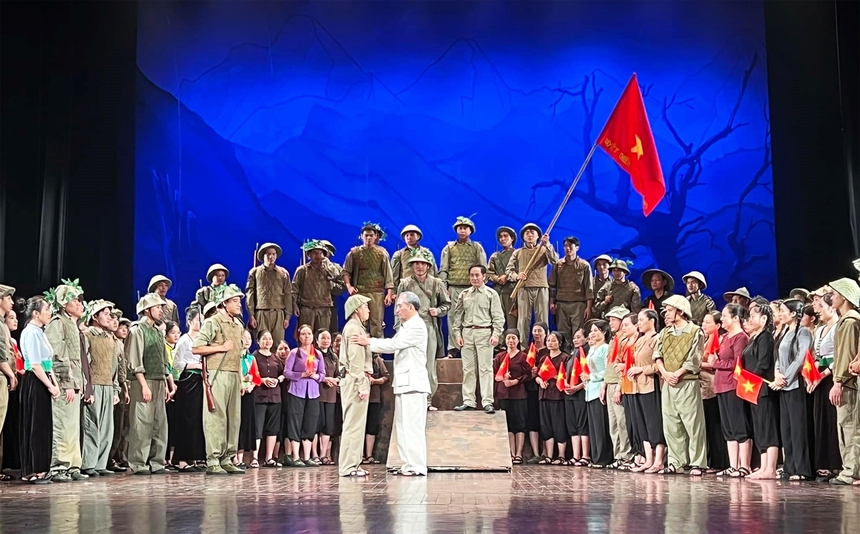 Điện Biên Phủ - nguồn cảm hứng bất tận: Sân khấu Lệ Ngọc với 'Mệnh lệnh từ trái tim' - Ảnh 4.