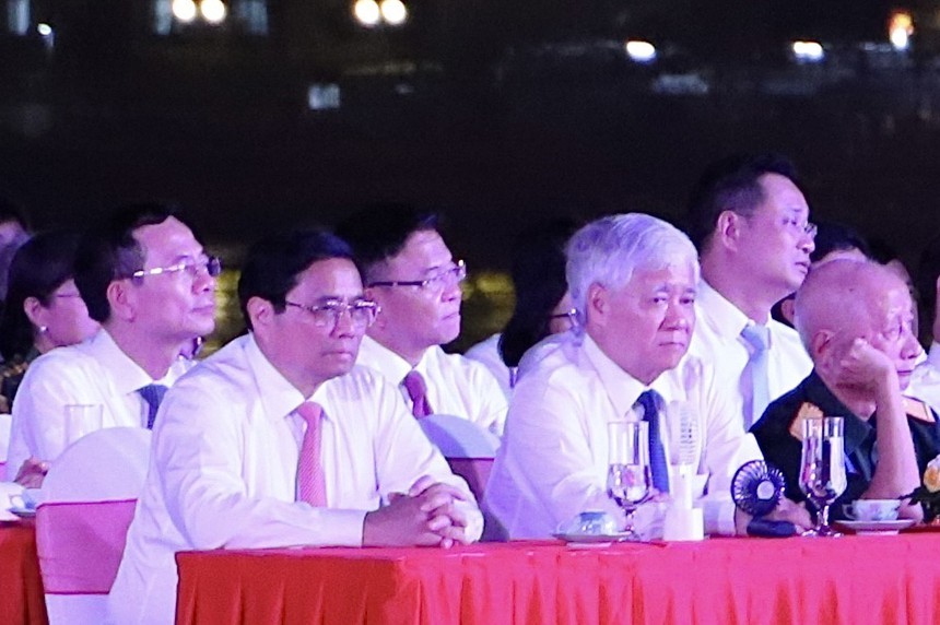 Cầu truyền hình 'Dưới lá cờ quyết thắng' kỷ niệm 70 năm Chiến thắng Điện Biên Phủ - Ảnh 1. Cầu truyền hình 'Dưới lá cờ quyết thắng' kỷ niệm 70 năm Chiến thắng Điện Biên Phủ - Ảnh 1.