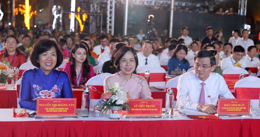 Cầu truyền hình 'Dưới lá cờ quyết thắng' kỷ niệm 70 năm Chiến thắng Điện Biên Phủ - Ảnh 4. Cầu truyền hình 'Dưới lá cờ quyết thắng' kỷ niệm 70 năm Chiến thắng Điện Biên Phủ - Ảnh 4.