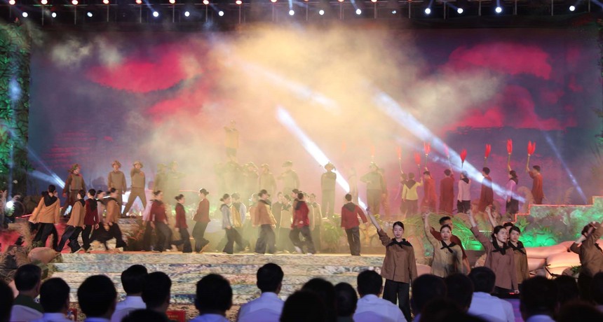 Cầu truyền hình 'Dưới lá cờ quyết thắng' kỷ niệm 70 năm Chiến thắng Điện Biên Phủ - Ảnh 7. Cầu truyền hình 'Dưới lá cờ quyết thắng' kỷ niệm 70 năm Chiến thắng Điện Biên Phủ - Ảnh 7.