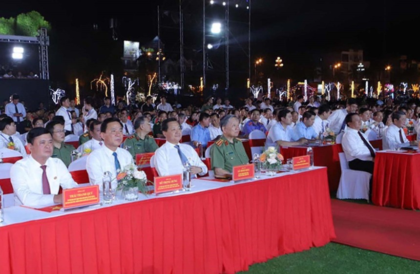 Cầu truyền hình 'Dưới lá cờ quyết thắng' kỷ niệm 70 năm Chiến thắng Điện Biên Phủ - Ảnh 3. Cầu truyền hình 'Dưới lá cờ quyết thắng' kỷ niệm 70 năm Chiến thắng Điện Biên Phủ - Ảnh 3.