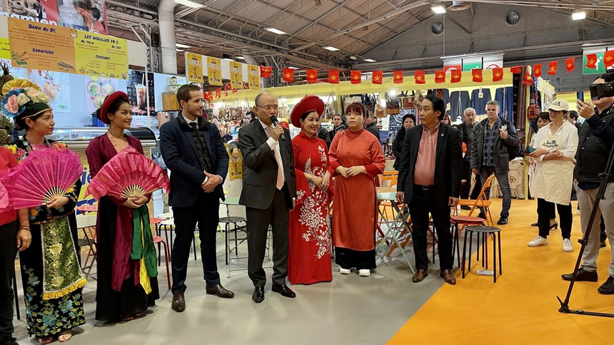 Văn hóa, du lịch và thủ công mỹ nghệ Việt thu hút khách Pháp tại Hội chợ Paris - Ảnh 1.