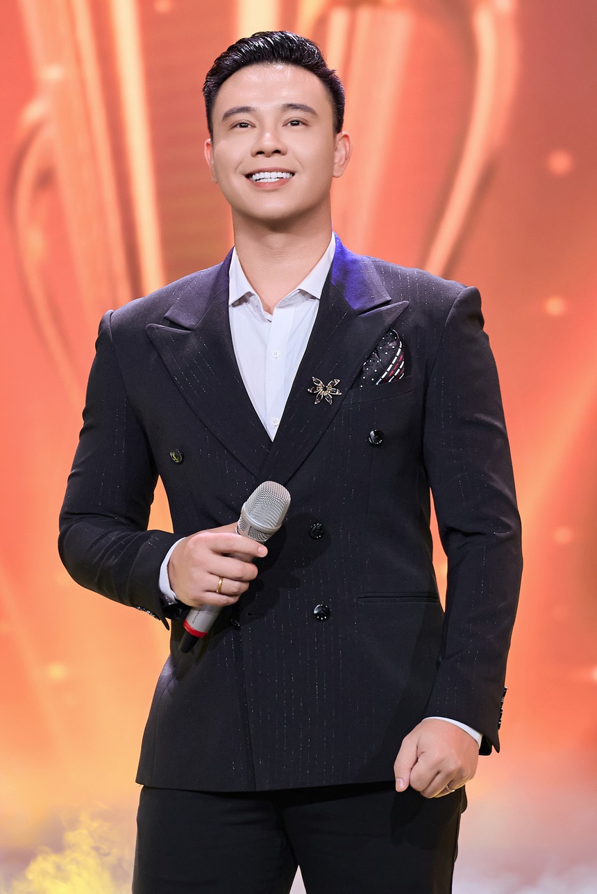 Ca sĩ Đông Hùng: 'Tin vào chữ duyên' - Ảnh 1. Ca sĩ Đông Hùng: 'Tin vào chữ duyên' - Ảnh 1.