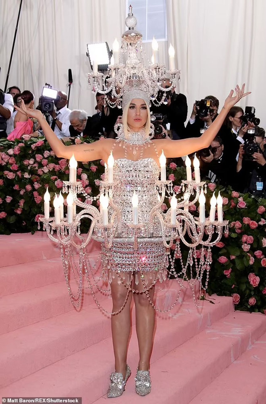 Những 'thảm họa' trang phục trên thảm đỏ Met Gala nhiều năm qua - Ảnh 1.