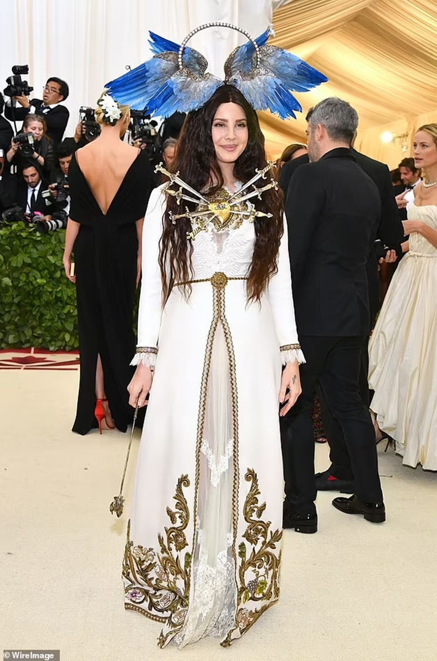 Những 'thảm họa' trang phục trên thảm đỏ Met Gala nhiều năm qua - Ảnh 13.