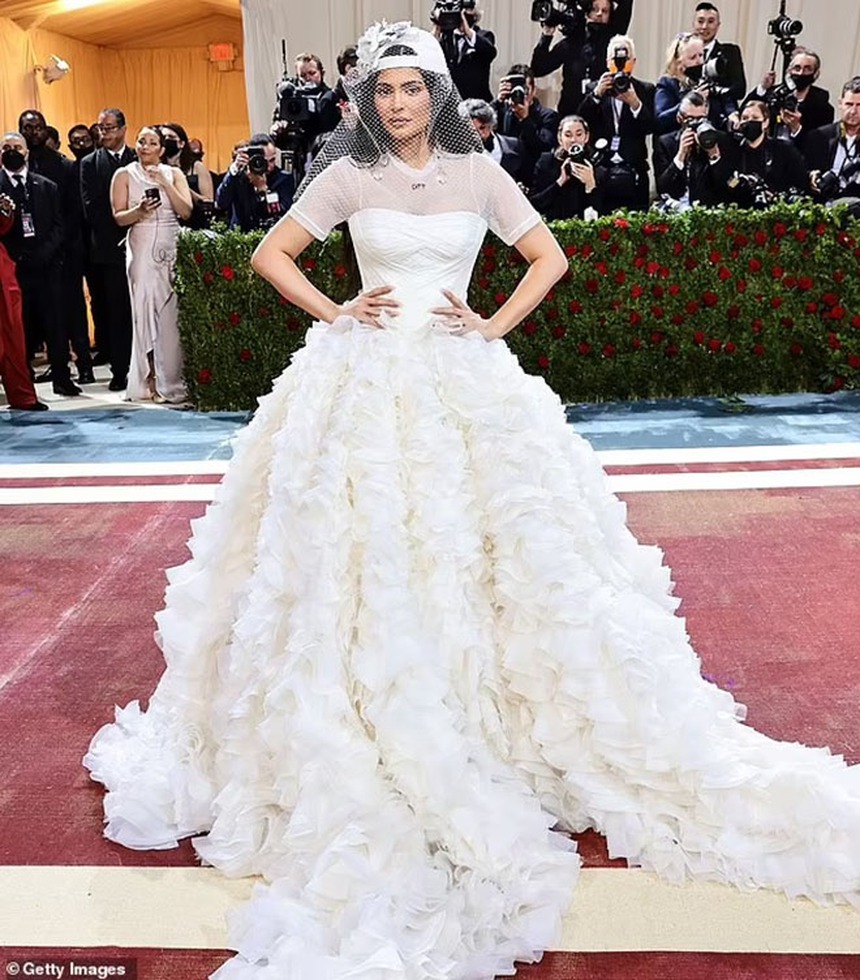 Những 'thảm họa' trang phục trên thảm đỏ Met Gala nhiều năm qua - Ảnh 2.