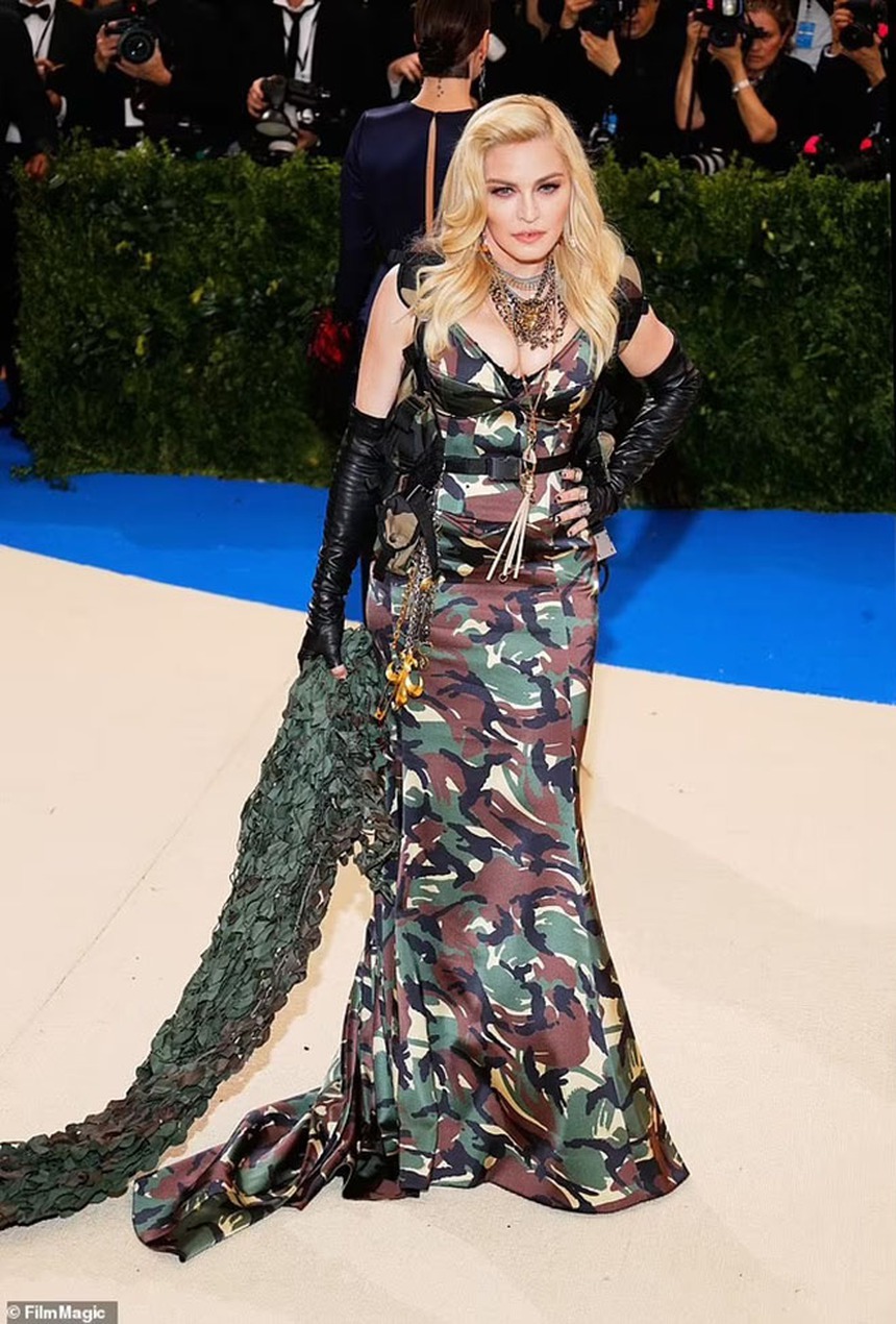 Những 'thảm họa' trang phục trên thảm đỏ Met Gala nhiều năm qua - Ảnh 4.