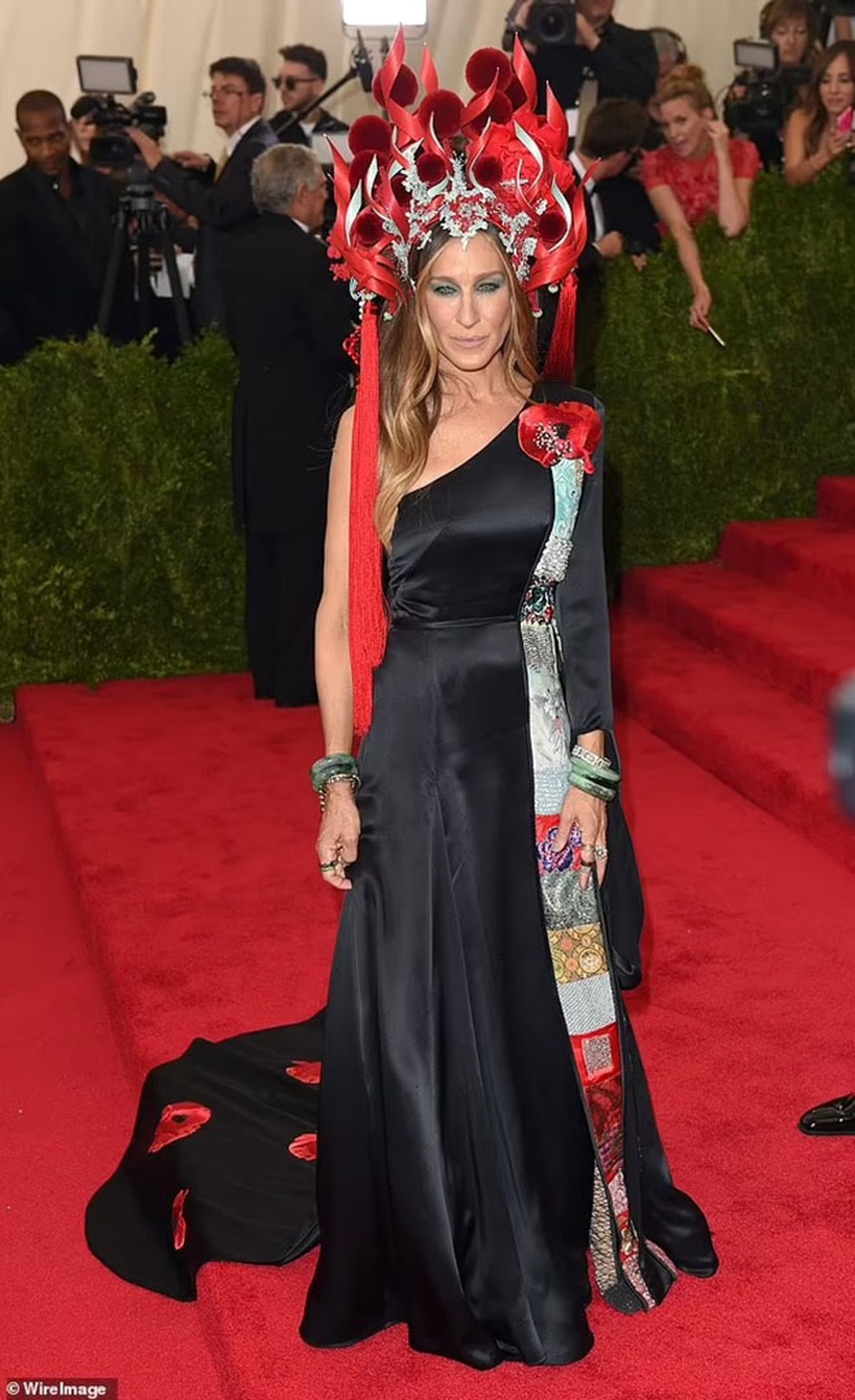 Những 'thảm họa' trang phục trên thảm đỏ Met Gala nhiều năm qua - Ảnh 7.