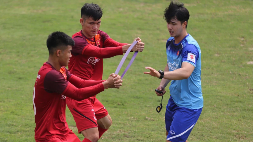 Tin nóng bóng đá Việt 7/5: Hot boy thể lực dưới thời thầy Park sát cánh HLV Kim Sang Sik, ĐT Việt Nam chễm chệ hạng 33 FIFA - Ảnh 2.