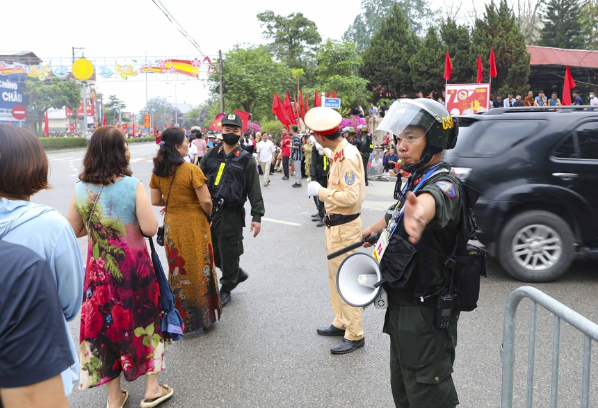 Điện Biên rộn ràng trước giờ khai lễ - Ảnh 8. Điện Biên rộn ràng trước giờ khai lễ - Ảnh 8.