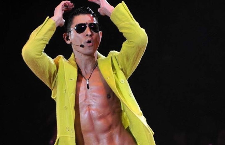 Lưu Đức Hoa khoe thân hình săn chắc, ăn kiêng nghiêm ngặt khi chuẩn bị tour diễn thế giới - Ảnh 1. Lưu Đức Hoa khoe thân hình săn chắc, ăn kiêng nghiêm ngặt khi chuẩn bị tour diễn thế giới - Ảnh 1.