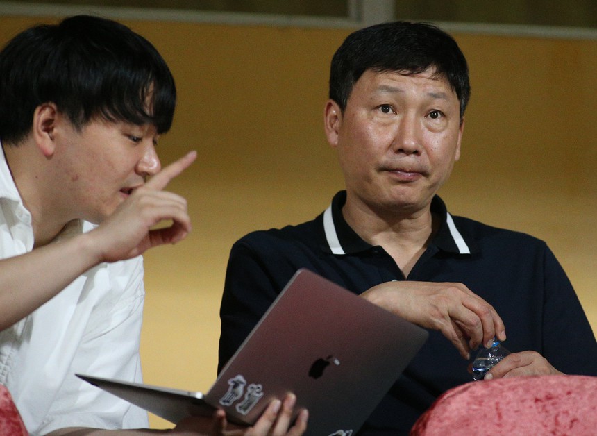 Tin nóng thể thao tối 8/5: Tân HLV Kim Sang Sik bắt đầu 'vi hành' V-League, dự khán trận cầu tâm điểm - Ảnh 2.