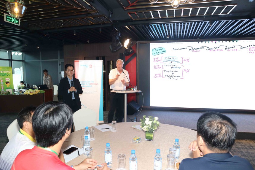 HLV Việt Nam làm quen với khái niệm huấn luyện tinh thần - Ảnh 2.